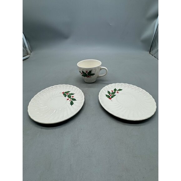 Vintage Christmas Holly berry Cup & 2 Saucer Set - Ceramic Tableware READ - Picture 2 of 12